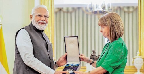 पंतप्रधान नरेंद्र मोदी यांना ग्रीसच्या राष्ट्रपतींनी ‘ग्रँड क्रॉस ऑफ द ऑर्डर ऑफ ऑनर’ पुरस्कार केला प्रदान